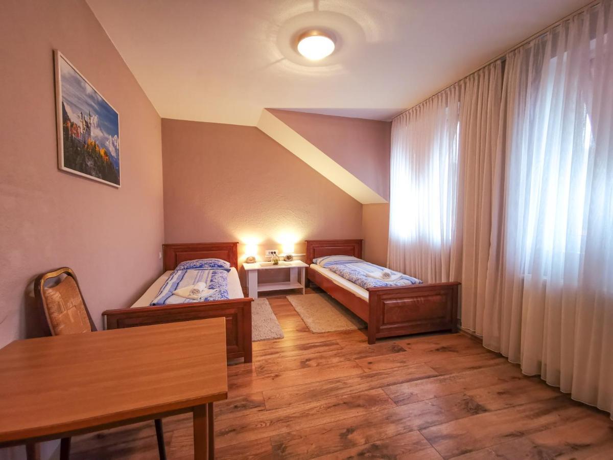 Villa Dijana Gracac  ภายนอก รูปภาพ